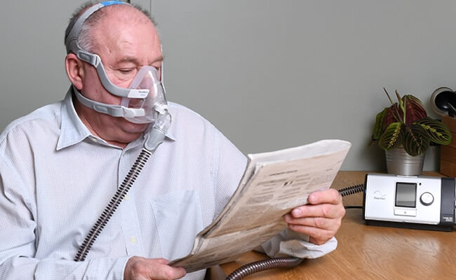 KOL_mand_lumis_læser_blad_fullfacemaske