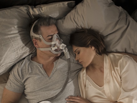 En patient, der bærer ResMed AirFit F20-fullfacemaske.