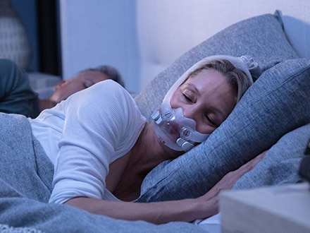 En patient, der bærer en ResMed AirFit F30i fullfacemaske.