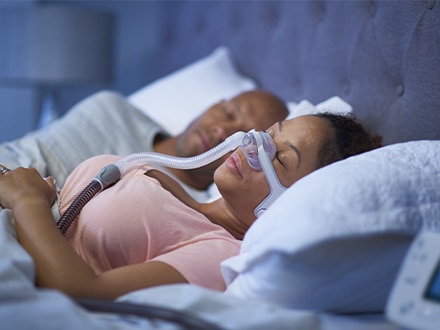 En patient, der bærer ResMed AirFit N20-nasalmaske.