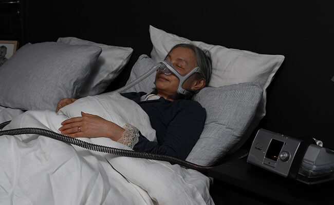 kol_kvinde_sover_lumis_nasalmaske