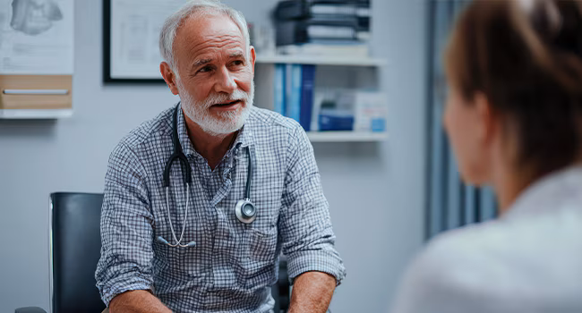  Læge taler med patient