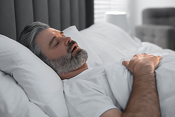  mand, der sover på ryggen