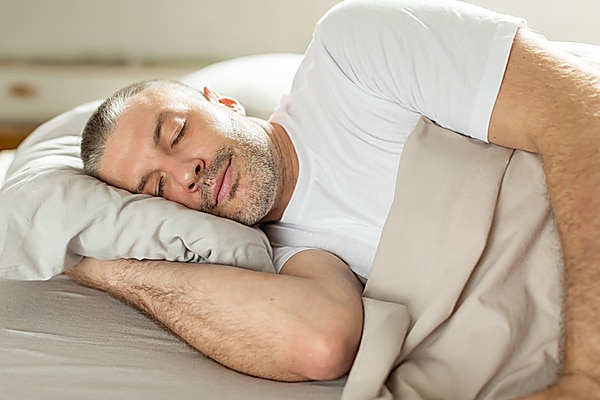  mand, der sover på siden