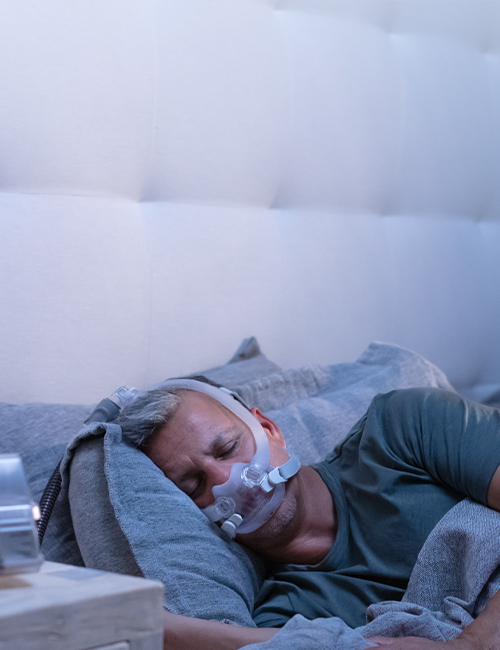 patient-sover-med-AirFit-F30i-tube-up-CPAP-maske