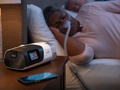 resmed-søvnapnø-patient-sover-med-nasalmaske-CPAP-apparat-400x300