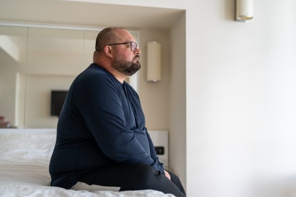  rastløs mand, der sidder på sengekanten