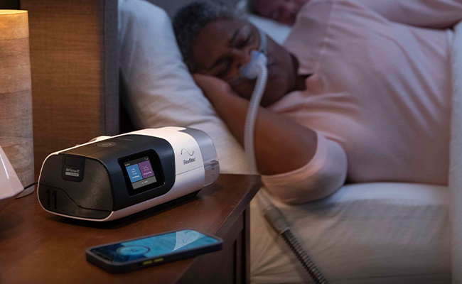 søvnapnø-patient-sover-med-AirSense-11-CPAP-mobile