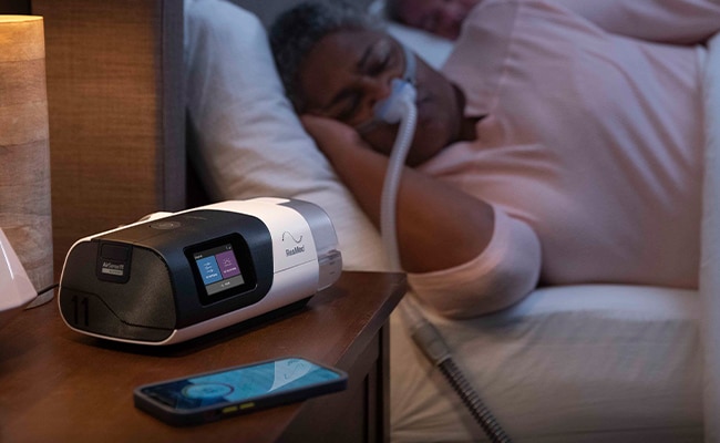 søvnapnø-patient-sover-med-AirSense-11-CPAP-mobile