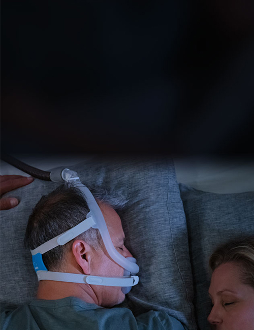 søvnapnø-patient-sover-på-maven-med-AirFit-F30i-maske