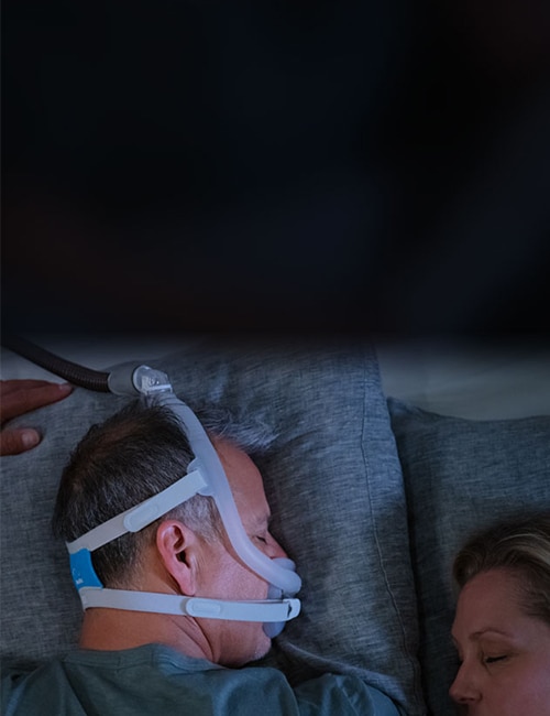 søvnapnø-patient-sover-på-maven-med-AirFit-F30i-maske